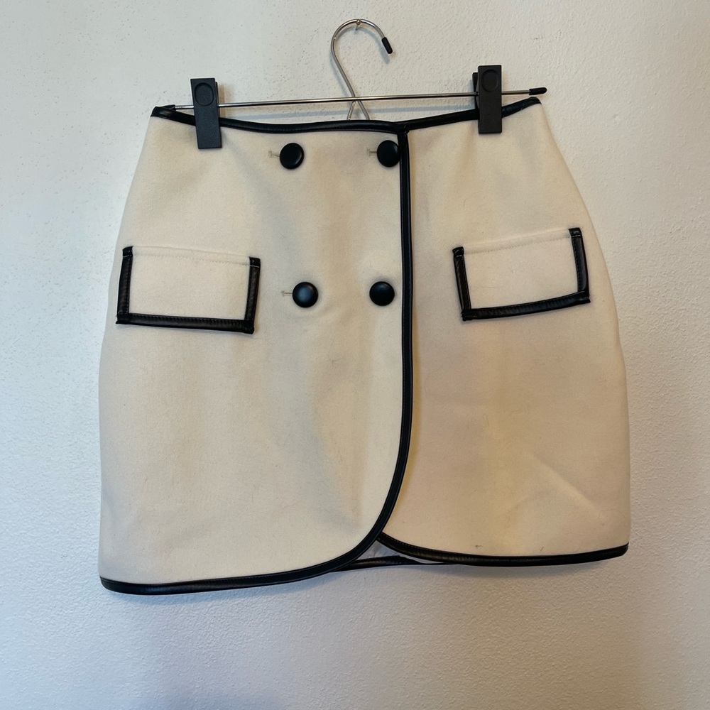 Cider White Skirt Size Small. NWT
